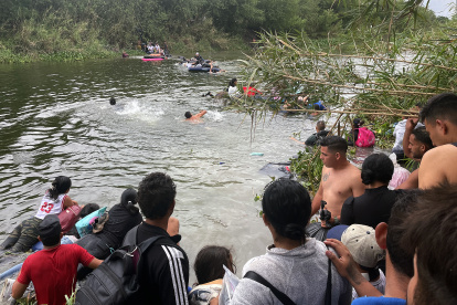 Un grupo de migrantes intentan cruzar el Río Bravo hoy, en la ciudad de Matamoros en Tamaulipas (México). Agentes del Instituto Nacional de Migración (INM) de México advirtieron este lunes a miles de migrantes que no se lanzarse a las aguas del río Bravo (río Grande en Estados Unidos) pero cientos, provenientes de Centro y Sudamérica llegaron a Estados Unidos nadando para entregarse a la Patrulla Fronteriza. EFE/Abrahan Pineda-Jacome