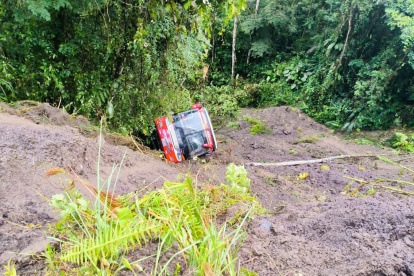 Bus cayó al ser alcanzado por un deslizamiento.