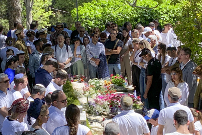 Numerosas personas en el cementerio Monte Herzl de Jerusalén. Los israelíes conmemoran el Día del Recuerdo a los Caídos, una jornada de duelo por sus militares muertos en combate o en servicio, así por los civiles muertos en ataques.