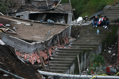 Sobrevivientes observan los daños causados por un deslizamiento de tierra, en Alausí (Ecuador), en una fotografía de archivo. EFE/José Jácome