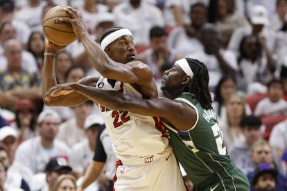 Jimmy Butler (i) fue la figura de los Miami Heat en el triunfo sobre los Milwaukee Bucks.