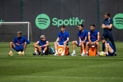Los dirigidos por Xavi deberán viajar a Vallecas para enfrentar al Rayo.