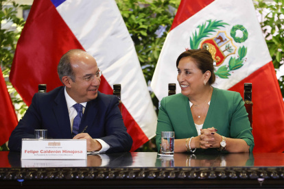 La mandataria Dina Boluarte mientras habla con el expresidente mexicano Felipe Calderón, durante una conmemoración de los 12 años de la Alianza del Pacífico, en el Palacio de Gobierno en Lima (Perú).