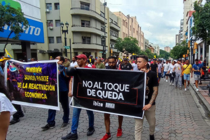 Manifestación. Con pancartas y gritos, el gremio de restaurantes y discotecas protestó en el centro.