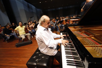 Previas. Jorge Luis Prats aparece concentrado, rodeado por cerca de 200 músicos en un ensayo.