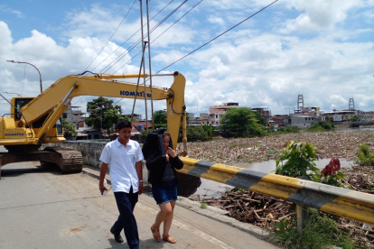 El puente que une el centro del cantón Daule con la parroquia urbana Banife soporta la fuerza de la palizada.
