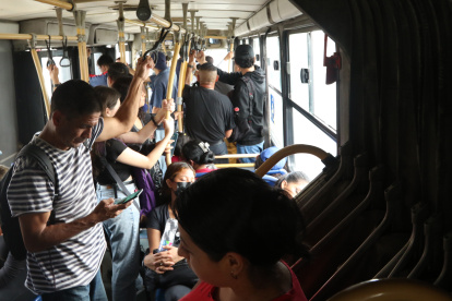 Por las filas que se vuelven extensas y eternas y la falta de control, según denuncian los usuarios, los robos comunes en su contra han proliferado.