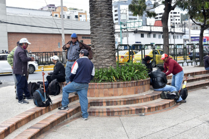 Trabajadores buscando empleo en el norte de Quito.