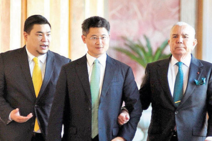 Negociación. El empresario Conto Patiño (derecha) camina junto con representantes de empresas de China.