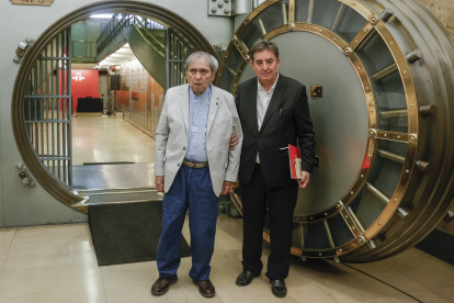 El director del Instituto Cervantes, Luis García Montero (d), junto al poeta Rafael Cadenas (i), premio Cervantes 2022, este martes 25 de abril de 2023, en la Caja de las Letras de la institución, donde ha legado su máquina de escribir, la primera de las dos que ha tenido, una Olivetti Estudio 46 de color azul.