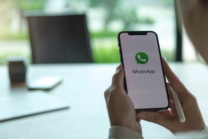 Según la red de mensajería, cada teléfono vinculado se conecta con WhatsApp de forma independiente