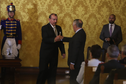 Wagner Bravo (i) y Paco Moncayo en la posesión en Carondelet.