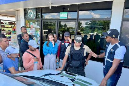 El representante del Ejecutivo dijo que se trasladó hasta Quinindé para disponer el fortalecimiento de la búsqueda del taxista