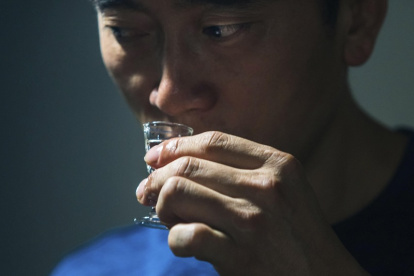 Implantan quirúrgicamente un chip diseñado para inhibir la necesidad de consumir alcohol.