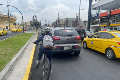 Ciclovía sin señalización en la Avenida Amazonas