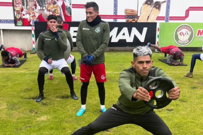 El delantero argentino Enzo Fernández (d) disputó apenas 7 cotejos con Mushuc Runa.