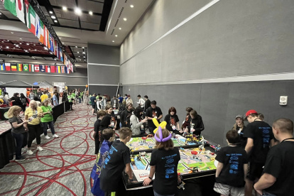 Un grupo de concursante, miembros de un mismo equipo, intentan cumplir con uno de los retos del certamen.