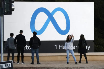 Símbolo.- Un grupo de personas ante el logo de la empresa Meta.