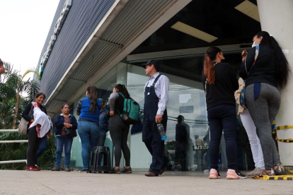 Reacción.- Usuarios esperan hoy frente a una sucursal del Banco Fassil en la ciudad de Santa Cruz (Bolivia). Las autoridades intervinieron este miércoles el Banco Fassil, uno de los más grandes de Bolivia, luego de la aprehensión de cuatro de sus ejecutivos acusados de delitos financieros, lo que generó protestas de los clientes y la toma de algunas de las sucursales exigiendo la devolución de su dinero. EFE/ Juan Carlos Torrejón