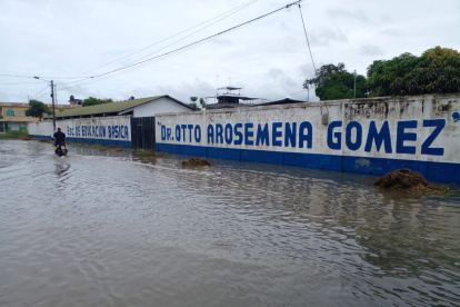 Exteriores de la escuela Dr. Otto Arosemena Gómez, del recinto Junquillal, de Salitre, el lunes 24 de abril.