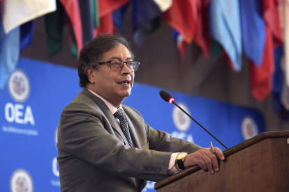 El presidente de Colombia, Gustavo Petro, interviene durante una sesión protocolaria del Consejo Permanente de la Organización de los Estados Americanos hoy, en la sede de la organización en Washington (EE.UU.). Petro propuso este miércoles ante la Organización de los Estados Americanos (OEA), con sede en Washington, rehacer la carta fundacional del organismo y reintegrar a Venezuela en él. EFE/ Lenin Nolly
