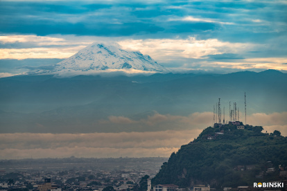 En esta imagen de Roberto Valdez es evidente la majestuosidad del volcán más alto de Ecuador.