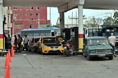Varios autos esperan para echar combustible en un servicentro, hoy en La Habana (Cuba). EFE/Ernesto Mastrascusa