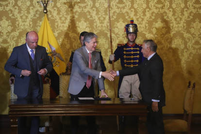 Paco Moncayo (d) durante sus posesión como nuevo consejero de Gobierno.