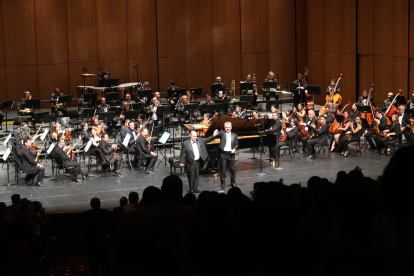 La Orquesta Sinfónica y Orquesta Filarmónica de Guayaquil reunieron a cerca de 100 músicos, que tocaron bajo la dirección del maestro David Harutyunyan con el pianista cubano Jorge Luis Prats como invitado especial.