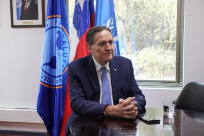Fotografía cedida hoy por la Organización Panamericana de la Salud que muestra a su director, Jarbas Barbosa, durante una entrevista en Santiago (Chile).