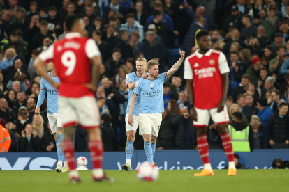 Manchester (United Kingdom), 26/04/2023.- Kevin De Bruyne (C) of Manchester City celebrates scoring the 3-0 goal during the English Premier League soccer match between Manchester City and Arsenal FC at the Etihad Stadium in Manchester, Britain, 26 April 2023. (Reino Unido) EFE/EPA/ADAM VAUGHAN EDITORIAL USE ONLY. No use with unauthorized audio, video, data, fixture lists, club/league logos or "live" services. Online in-match use limited to 120 images, no video emulation. No use in betting, games or single club/league/player publications.
