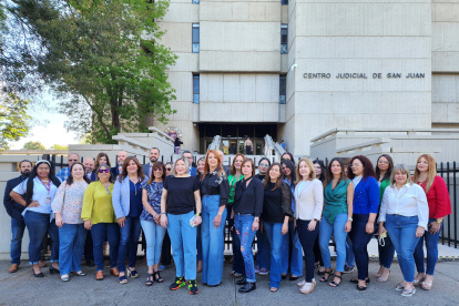 Fotografía cedida por el Departamento de Justicia de Puerto Rico donde aparecen los fiscales de los 13 distritos del Departamento de Justicia de la isla mientras posan este miércoles al llegar a trabajar en "mahones" (jeans) como parte del "Denim Day", campaña en repudio a la violencia sexual, en una demostración de respaldo a las víctimas de abuso sexual.