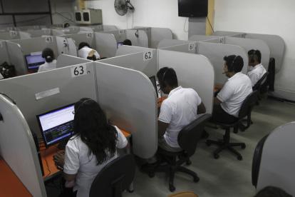 Tarea. Imagen referencial de un centro de llamadas relacionadas con citas médicas del IESS.