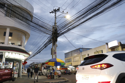 Problema. El crecimiento poblacional ha empeorado el índice de cables que cuelgan de los postes de la ciudad.