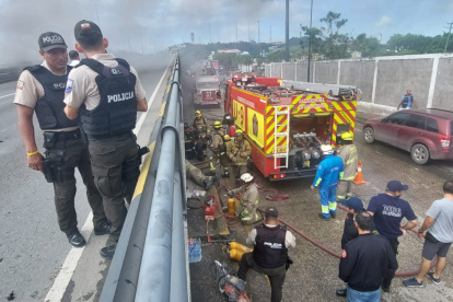 Una parte del asfalto del puente se desprendió producto del calor generado por el conato de incendio.