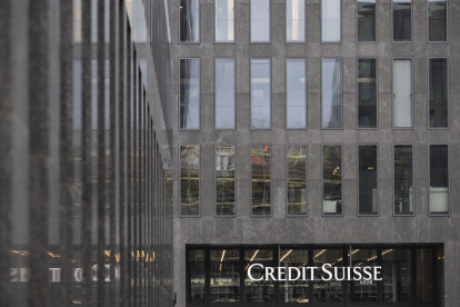 Fachada del banco Credit Suisse, que realiza la transacción con bonos ecuatorianos.
