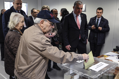 Un hombre emite su voto para las elecciones generales turcas en una oficina electoral de la embajada turca en Berlín, Alemania, el 27 de abril de 2023.