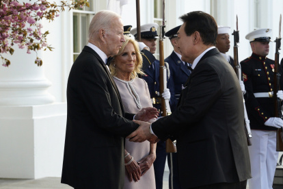 El presidente de los Estados Unidos, Joe Biden (L), y la primera dama, la Dra. Jill Biden (2-L), dan la bienvenida al presidente de Corea del Sur, Yoon Suk Yeol (R), y a su esposa, Kim Keon Hee (Unseen) para la Cena de Estado en la Casa Blanca en Washington.