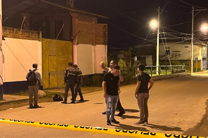 Una pierna derecha colgaba de un puente en la vía Machala – Puerto Bolívar.