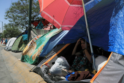 Migrantes acampan en protesta por la muerte de 40 migrantes, el 26 de abril de 2023, frente al Instituto Nacional de Migración (INM), en Ciudad Juárez, en el estado de Chihuahua (México)