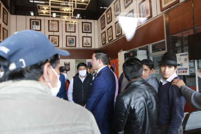 Audiencia. El abogado Freddy Ron junto con familiares y amigos de Peter Calo, en la Corte Nacional.