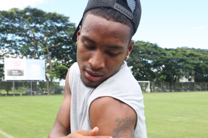 Christian Valencia, jugador de Emelec, lleva tatuado el nombre de su hijo que falleció en 2019.