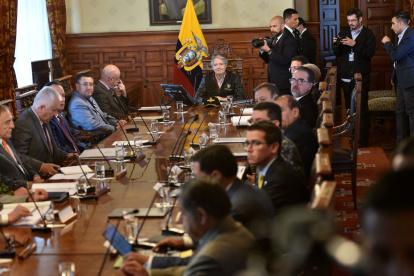 Entres los asistentes a la reunión está el flamante asesor de Seguridad, Paco Moncayo; y el nuevo secretario de Seguridad, Wagner Bravo.
