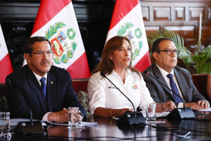 Fotografía cedida por Presidencia del Perú, donde se observa a la presidenta de Perú Dina Boluarte durante en una rueda de prensa hoy, en Lima (Perú). La presidenta de Perú, Dina Boluarte, responsabilizó este miércoles a los migrantes de la criminalidad que afecta a su país, pues dijo que son ellos los que "lamentablemente están cometiendo" actos de delincuencia. EFE/ Presidencia del Perú/SOLO USO EDITORIAL/SOLO DISPONIBLE PARA ILUSTRAR LA NOTICIA QUE ACOMPAÑA (CRÉDITO OBLIGATORIO)