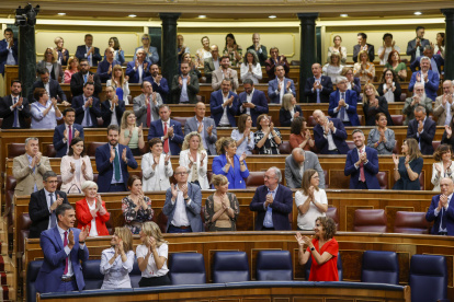 El presidente del Gobierno, Pedro Sánchez (i), junto a la ministra de Transportes, Movilidad y Agenda Urbana, Raquel Sánchez (2i), reciben la ovación de la bancada socialista tras la aprobación del proyecto de Ley por el Derecho a la Vivienda que permitirá poner topes a los precios del alquiler en zonas tensionadas, este jueves durante el pleno del Congreso de los Diputados en Madrid. EFE/ Javier Lizón