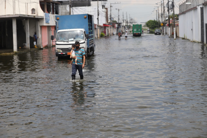 Vulnerables. El agua estancada está provocando enfermedades en la piel, especialmente a niños y adultos mayores.