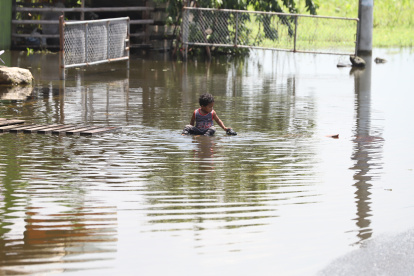 Ajenos a las enfermedades que pueden contraer, los niños juegan en las pozas que se forman en El Dorado.