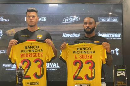 Carlos ‘Paco’ Rodríguez (i) y Leonai Souza, durante la renovación para la temporada 2023 en Barcelona SC.