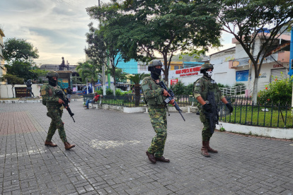 Patrulla. Militares recorren un parque de un lugar turístico de la provincia de Esmeraldas. Esa jurisdicción ha sido golpeada por el crimen organizado.