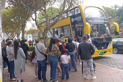 Visitantes. Un grupo de turistas se embarcan en bus.